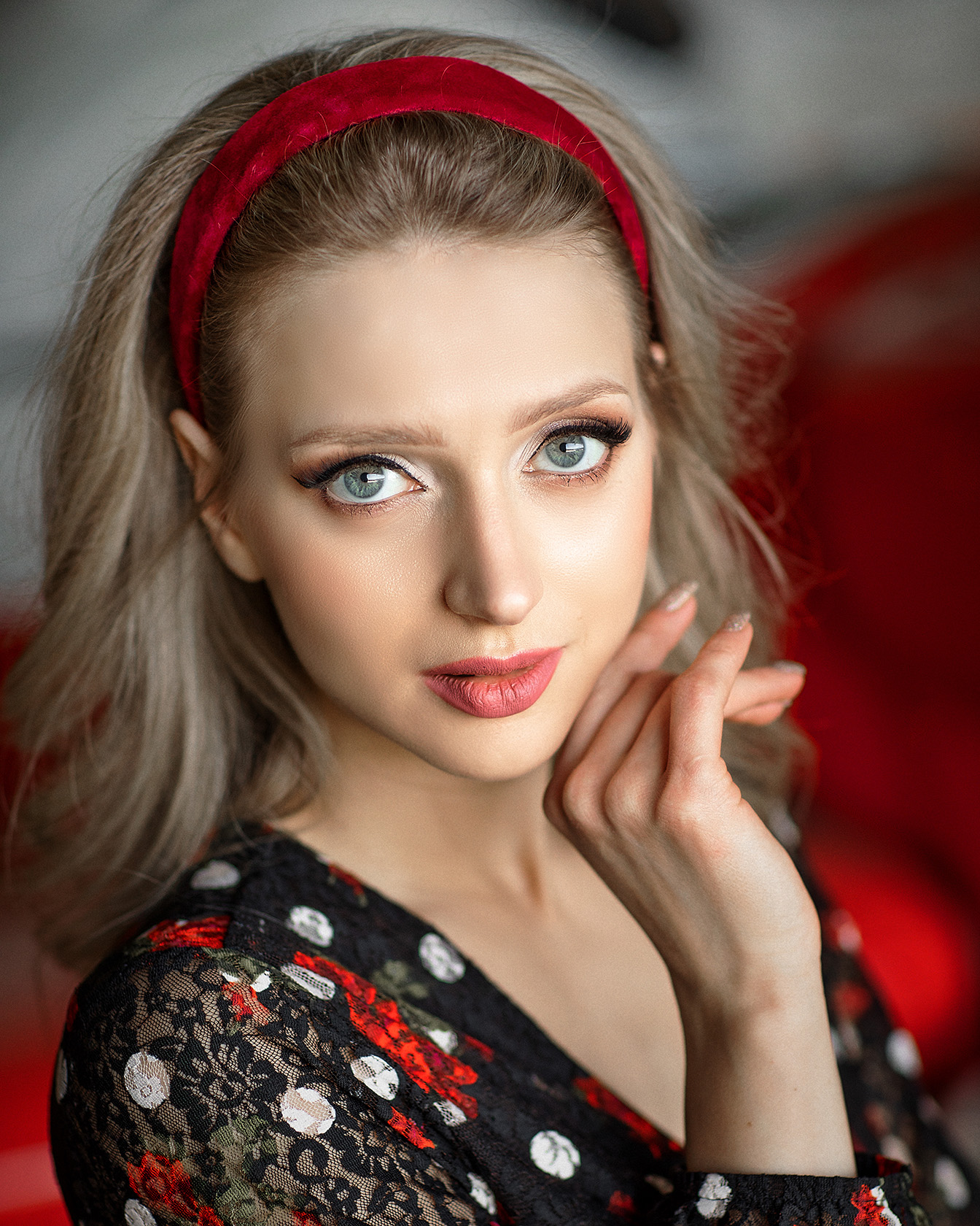 Modelka prezentująca czerwoną aksamitną opaskę Bari