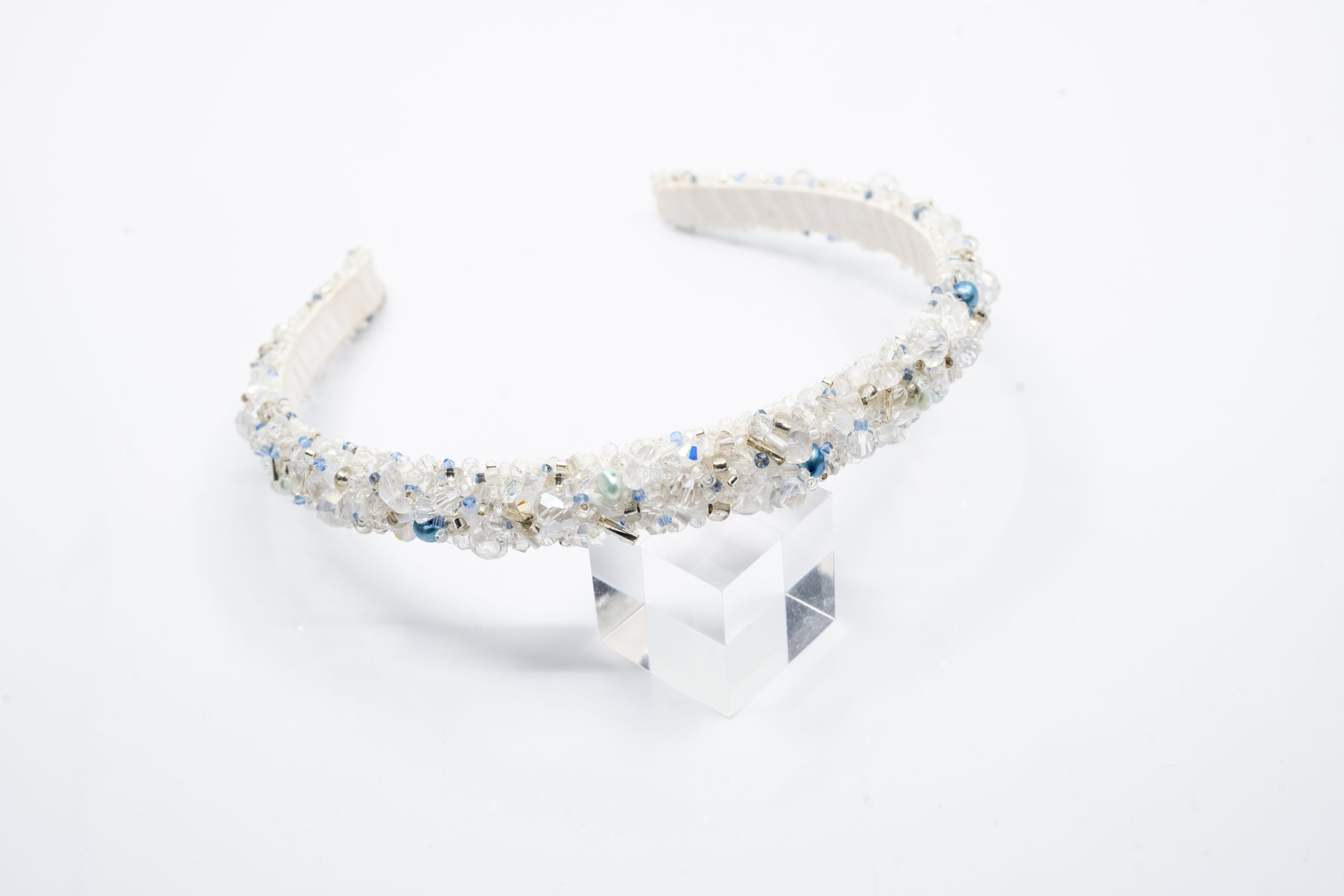 Biało-niebieska luksusowa opaska do włosów zaprezentowana na krysztale