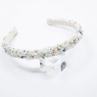 Biało-niebieska luksusowa opaska do włosów zaprezentowana na krysztale